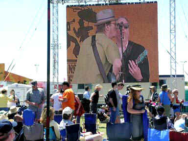 alex&joejumbotron.jpg (59608 bytes)