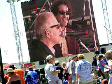 joe&jeffreyjumbotron.jpg (60522 bytes)